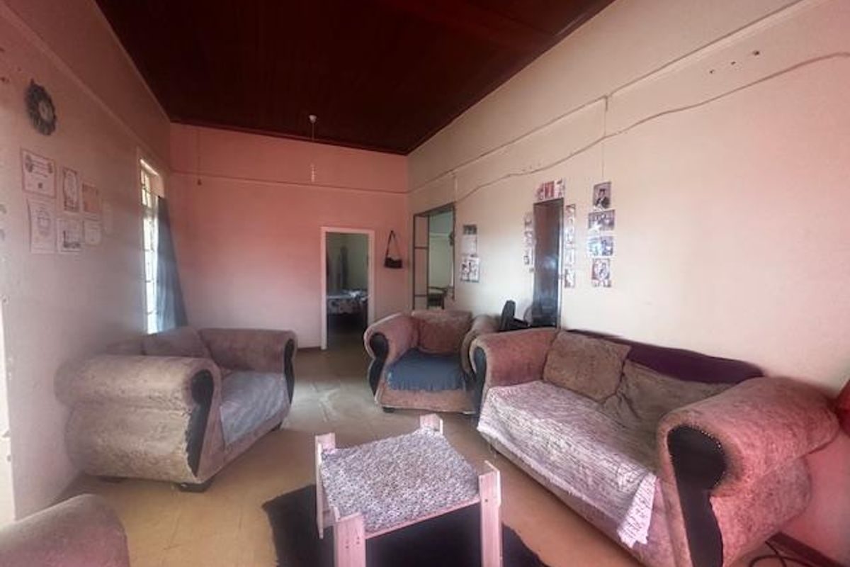 3-Bedroom Family Home with Bachelor’s Flat in Trompsburg - Photo 2