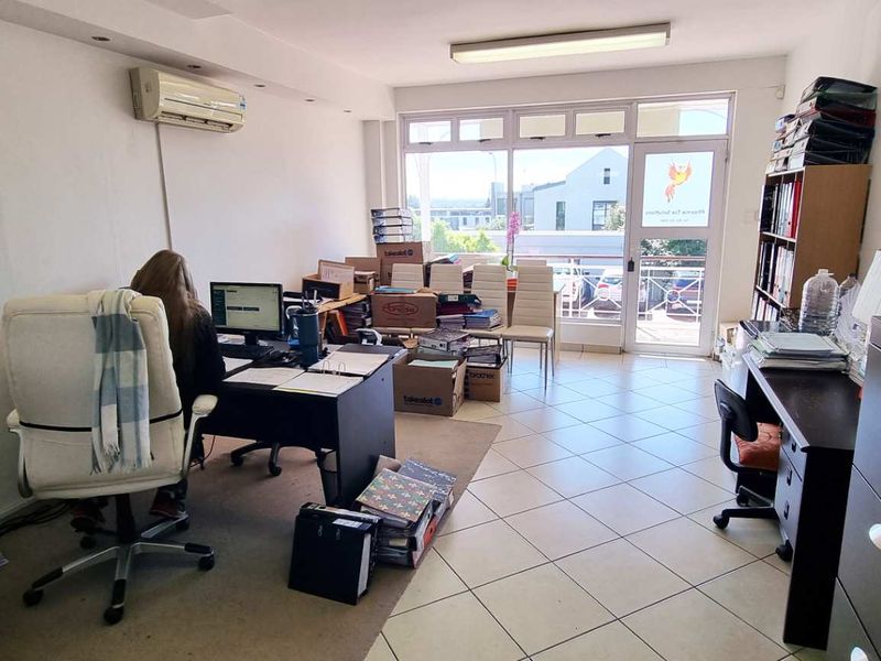 Front Facing Ground Floor Retail Office Unit in Westlake - Photo 10