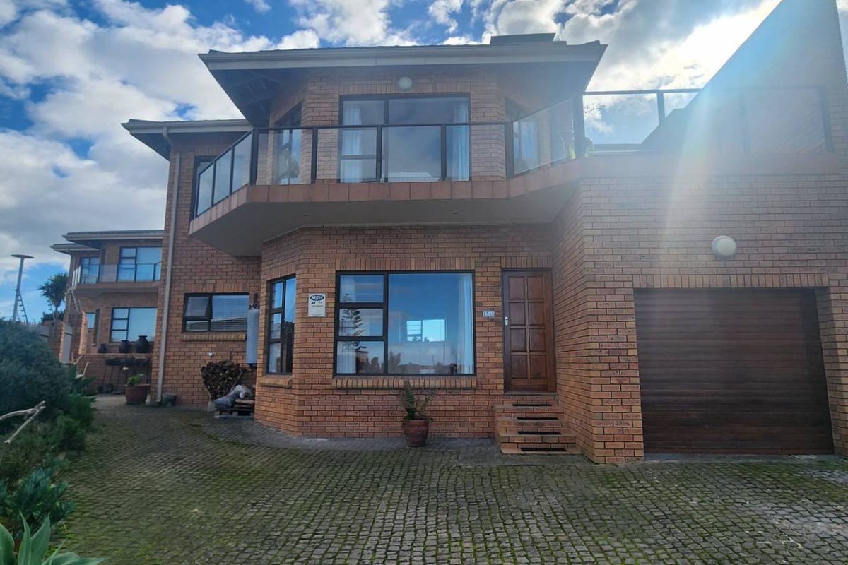 HOME OF DISTINCTION IN SMALL COMPLEX WITH SEA VIEWS - Photo 2