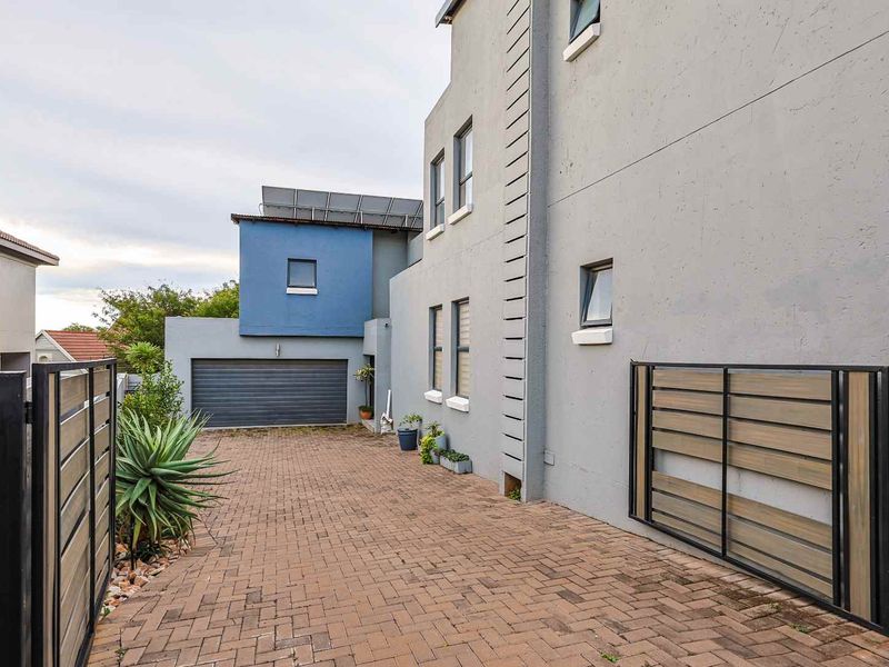 Modern, Solar-Powered 3 Bedroom Home in Sought-After Estate - Photo 5