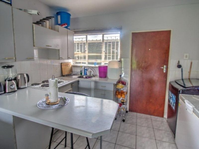 Well maintained ground floor unit with massive garden - Photo 3