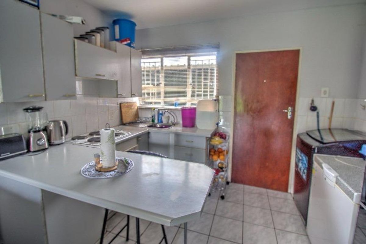 Well maintained ground floor unit with massive garden - Photo 3