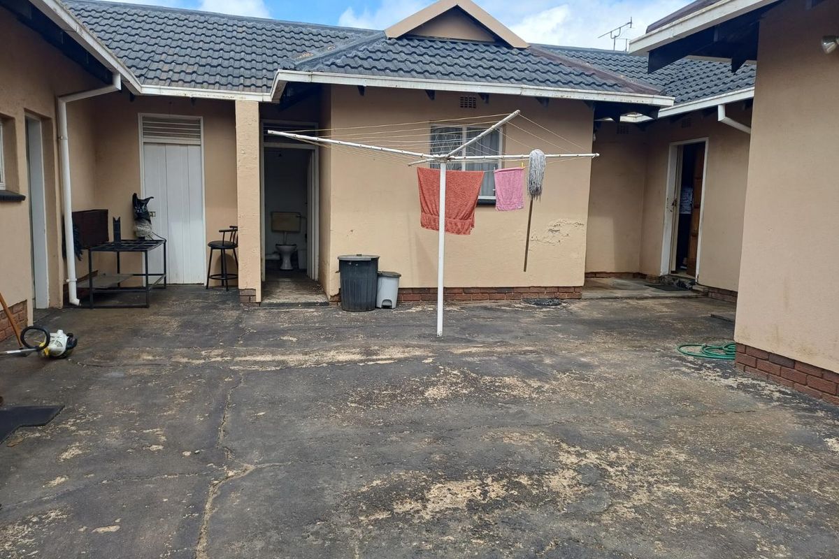 VERSATILE FAMILY HOME WITH BUSINESS POTENTIAL IN VAN RIEBEECK PARK - Photo 2