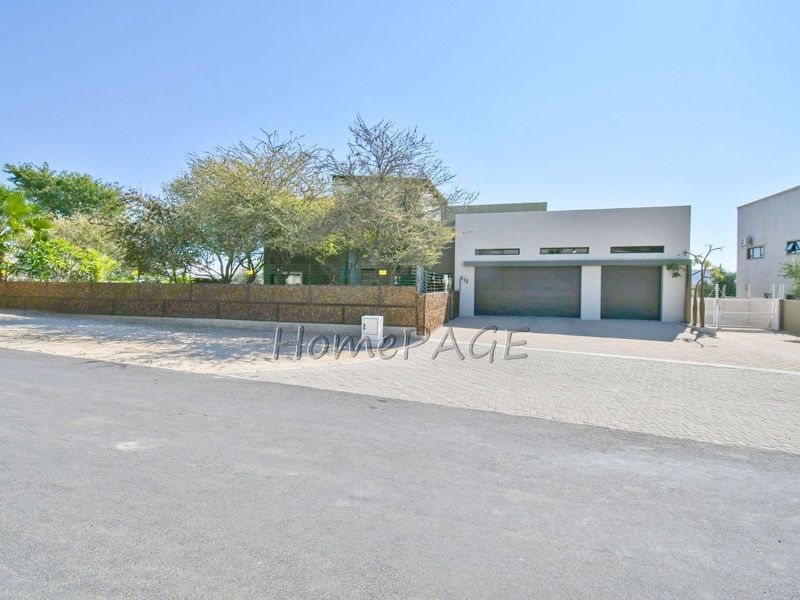 Ext 1, Outjo:  EYE CATCHING, 5 Bedr Double Storey home is for Sale - Photo 2