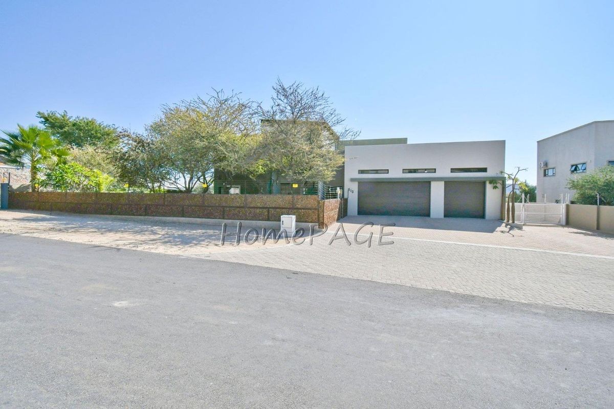 Ext 1, Outjo:  EYE CATCHING, 5 Bedr Double Storey home is for Sale - Photo 2