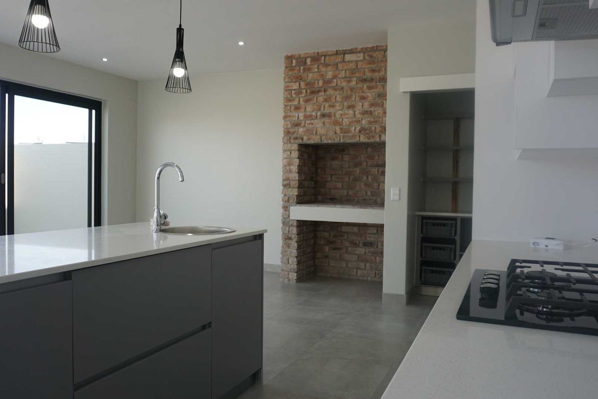 SUPERB DOUBLE STOREY TOWNHOUSE IN KRAMERSDORP - Photo 4