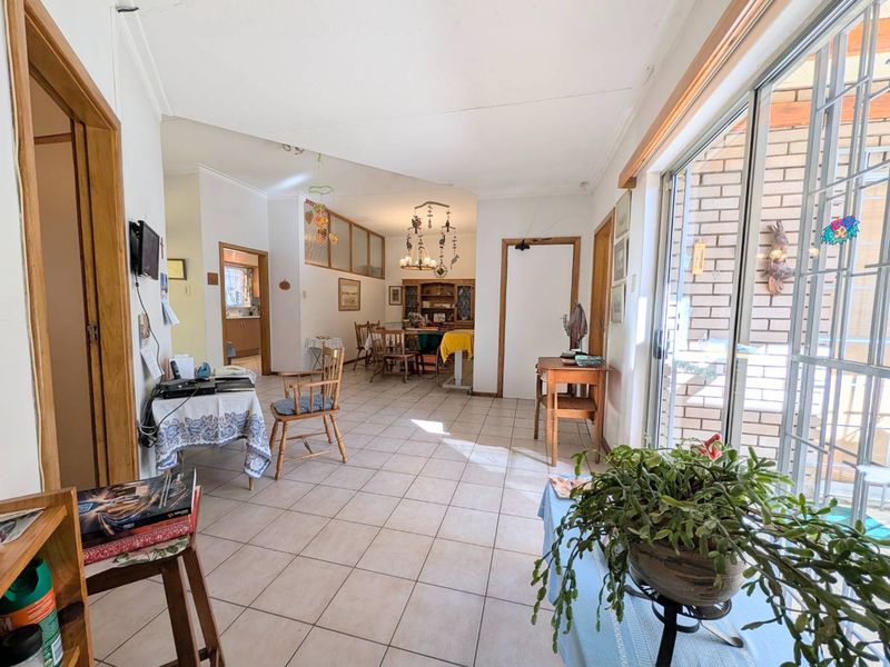 Double-storey 4 Bedroom house for sale in Klein Windhoek - Photo 3