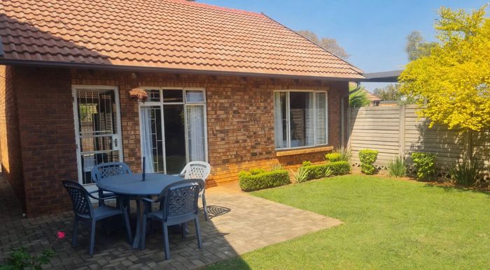 Property #2564271, Townhouse For Sale in Die Hoewes