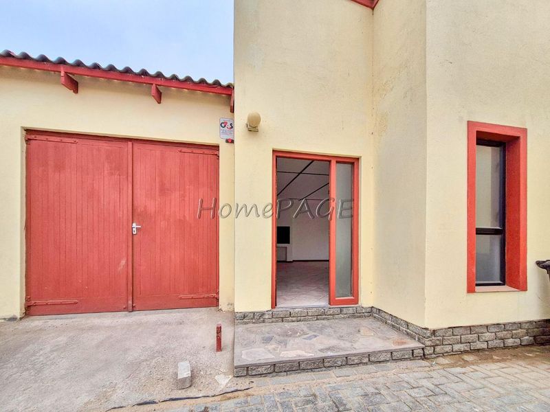 Meersig, Walvis Bay:  3 Bedr Home with 2 Bedr Flat is for Sale - Photo 2
