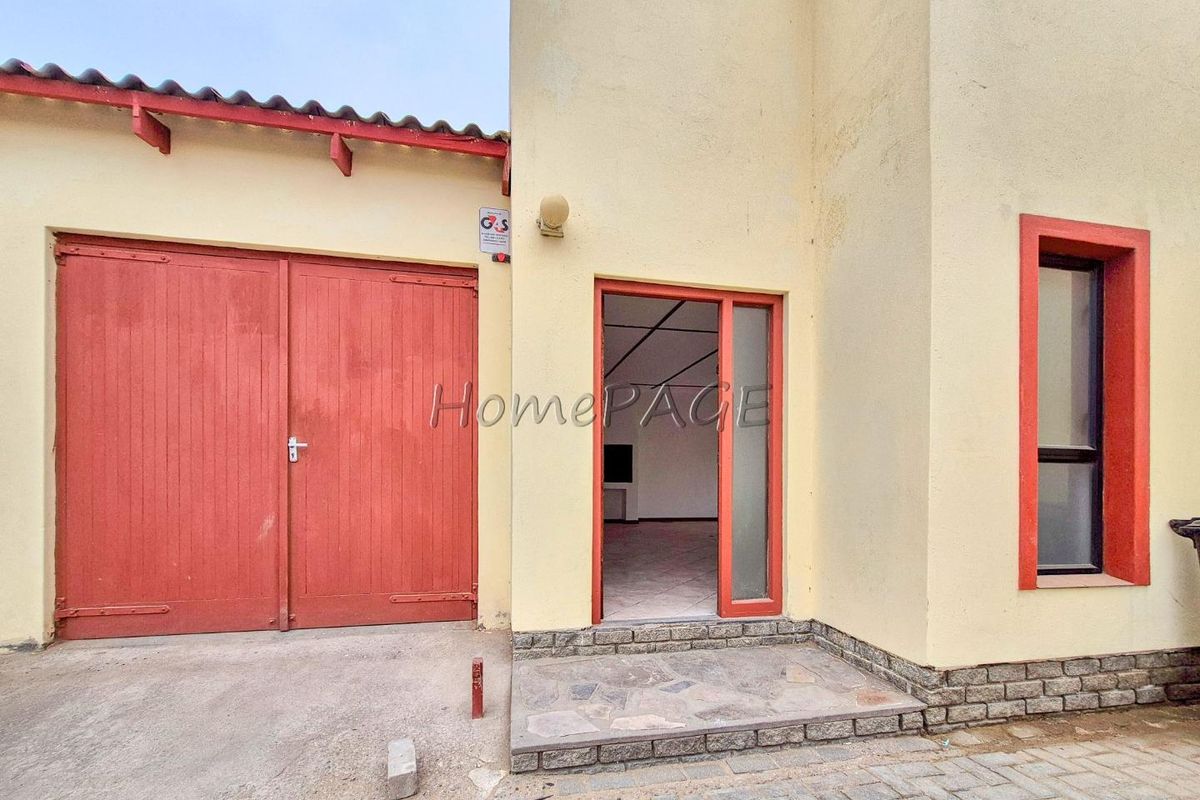 Meersig, Walvis Bay:  3 Bedr Home with 2 Bedr Flat is for Sale - Photo 2