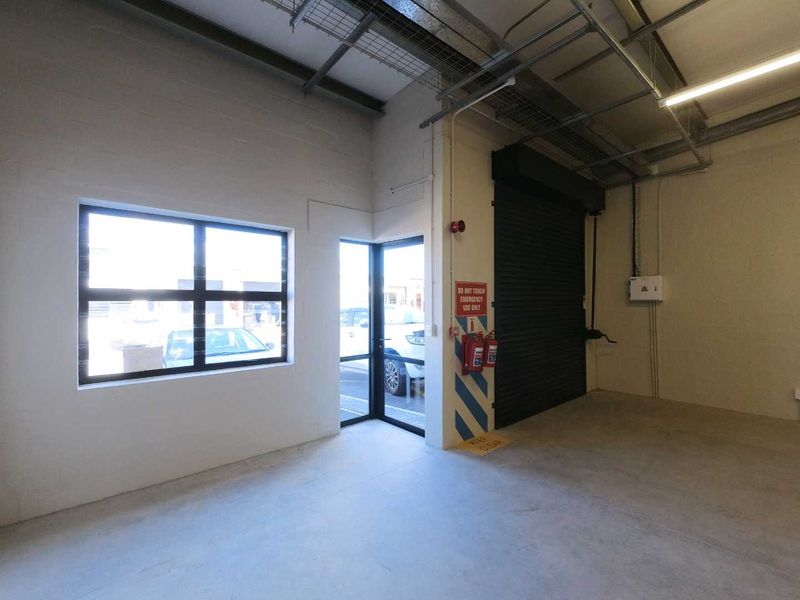 121sqm Warehouse space to let - Montague Gardens - Photo 4