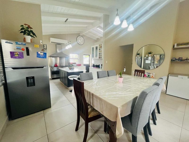 Hendra : A Rare Find: Dual Garages, Cottage, Pool & Pure Luxury - Photo 4