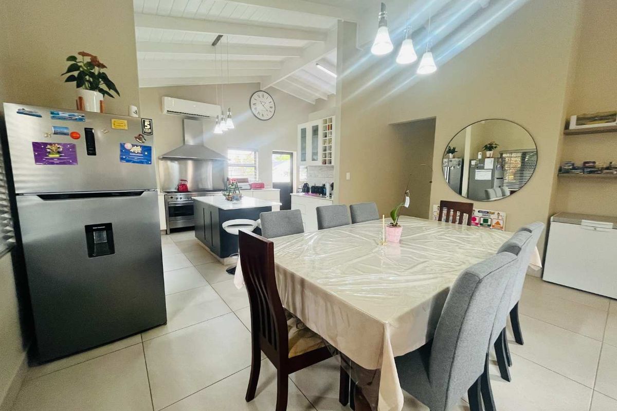 Hendra : A Rare Find: Dual Garages, Cottage, Pool & Pure Luxury - Photo 4