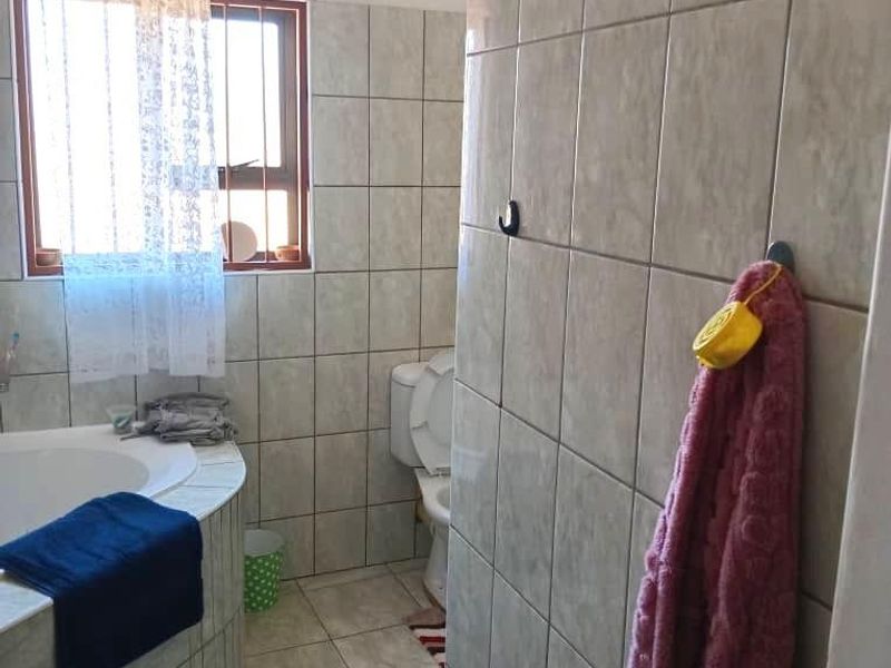 Family Home - Photo 8