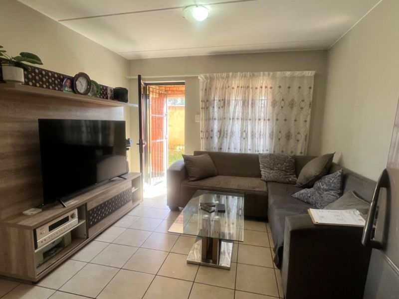 Ground Floor Gem: 2 Bedrooms, Private Garden & Kids’ Playground - Photo 4