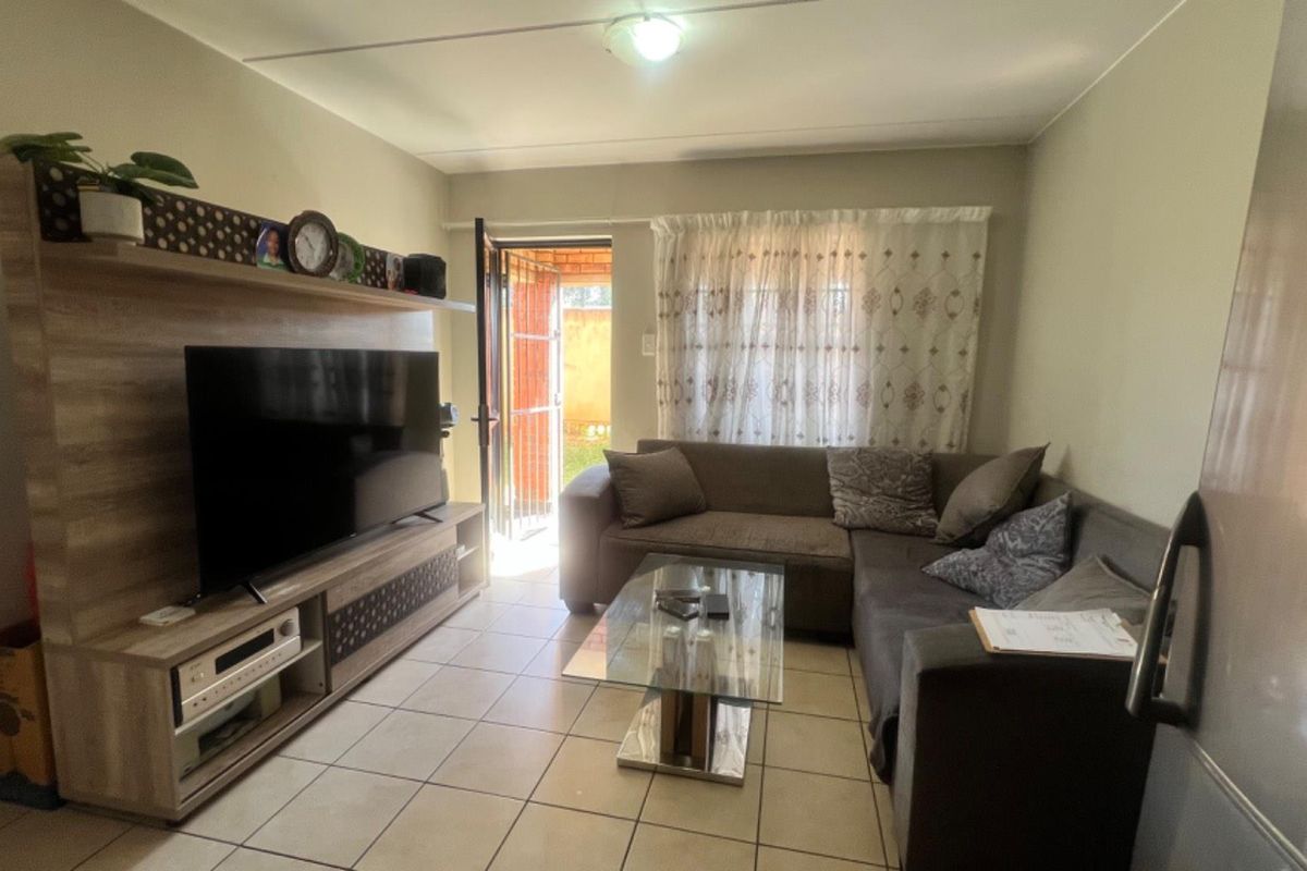 Ground Floor Gem: 2 Bedrooms, Private Garden & Kids’ Playground - Photo 4