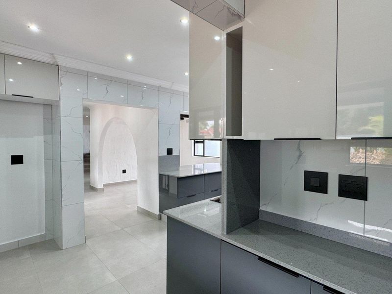 NEWLY RENOVATED 4 BEDROOM FAMILY HOME - Photo 7