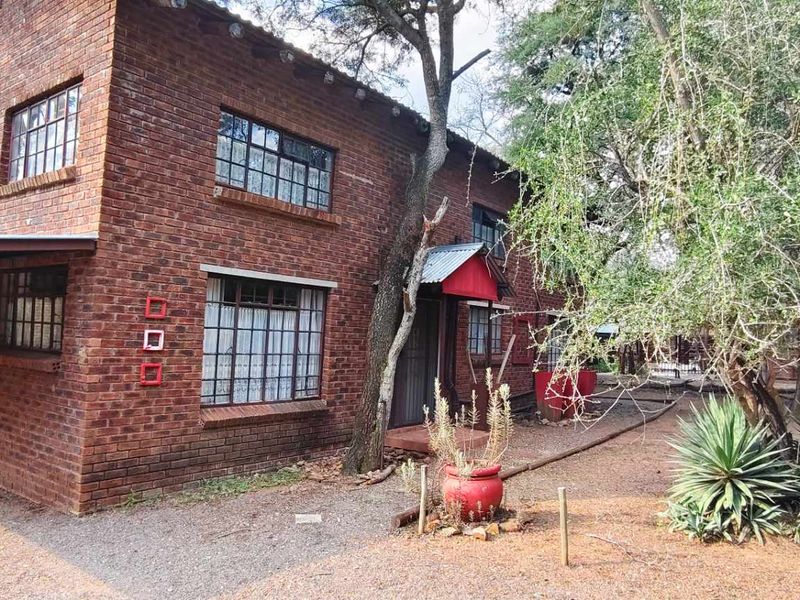 4 Bedroom Property Adjacent to Green Belt - Photo 3