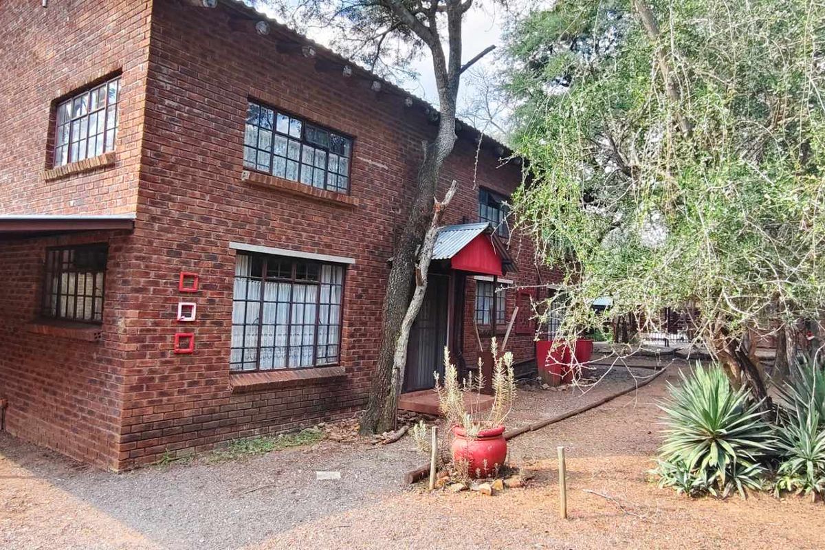 4 Bedroom Property Adjacent to Green Belt - Photo 3