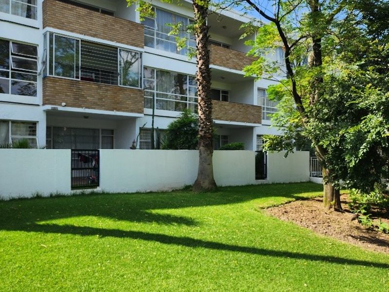 STUPENDOUS  1 BED APARTMENT IN QUIET COMPLEX IN BRAMLEY PARK - Photo 4