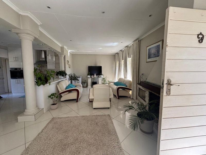 3 Bedroom House for sale in Mondeor - Photo 2