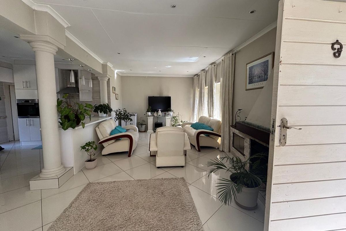 3 Bedroom House for sale in Mondeor - Photo 2