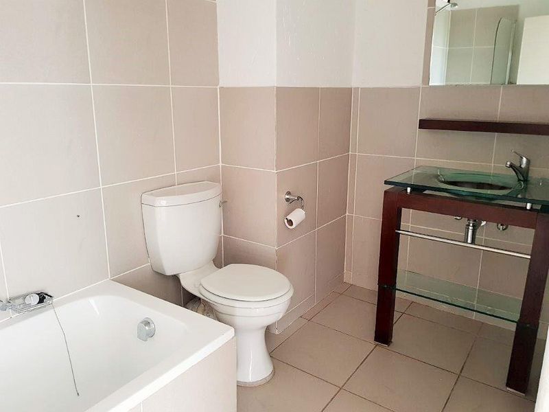 Sunny Double-Volume Apartment in a Prestigious Golf Estate - Photo 5