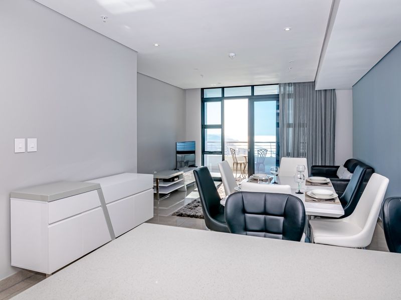 Elegant, easy living with breathtaking view - Photo 6