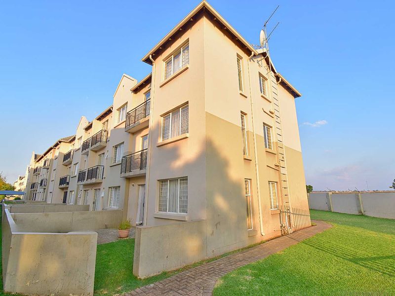 Charming 2-Bedroom Ground Floor in Klippoortje - Photo 2