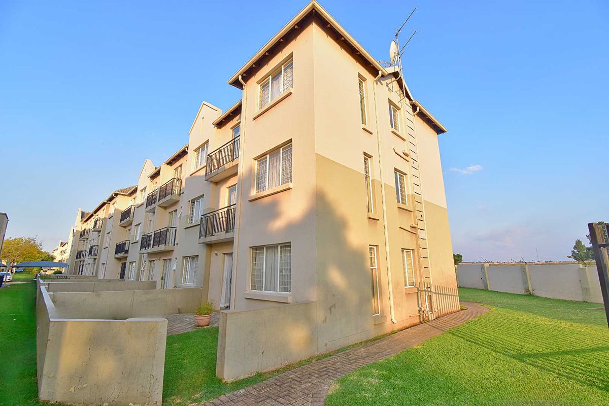 Charming 2-Bedroom Ground Floor in Klippoortje - Photo 2