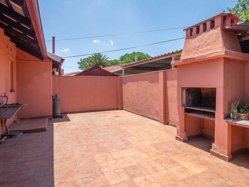 Charming Family Home with Pool & Garden in Mackenzie Park! - Photo 10