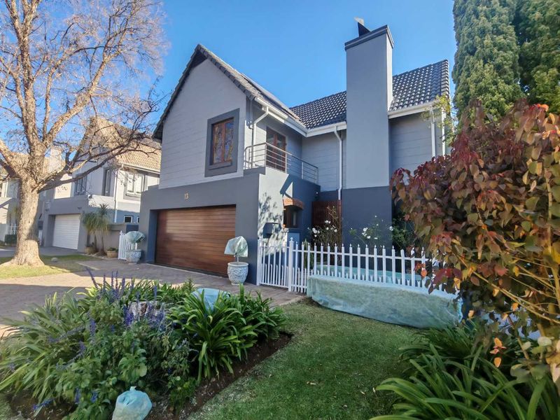 EXCLUSIVE MANDATE -BEAUTIFUL HOME WITH LOTS OF EXTRAS IN THE GOLF ESATE - Photo 3