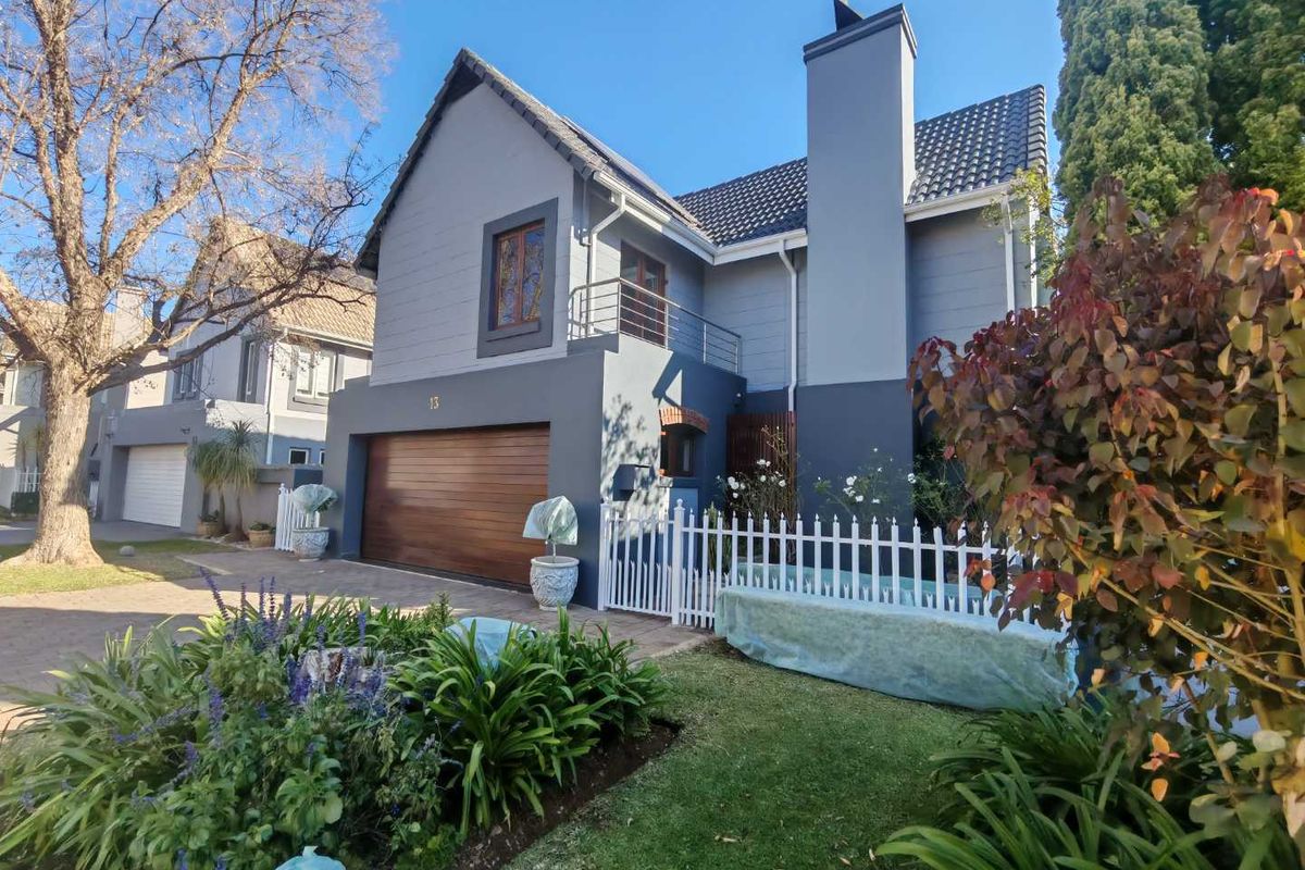EXCLUSIVE MANDATE -BEAUTIFUL HOME WITH LOTS OF EXTRAS IN THE GOLF ESATE - Photo 3