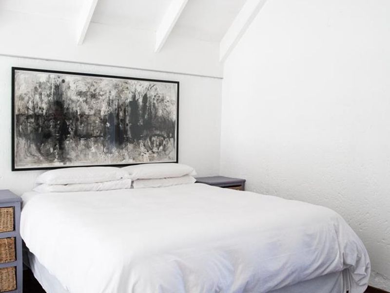 Sunny Loft Apartment with Double Volume Ceilings – Walk to Cresta Mall - Photo 7