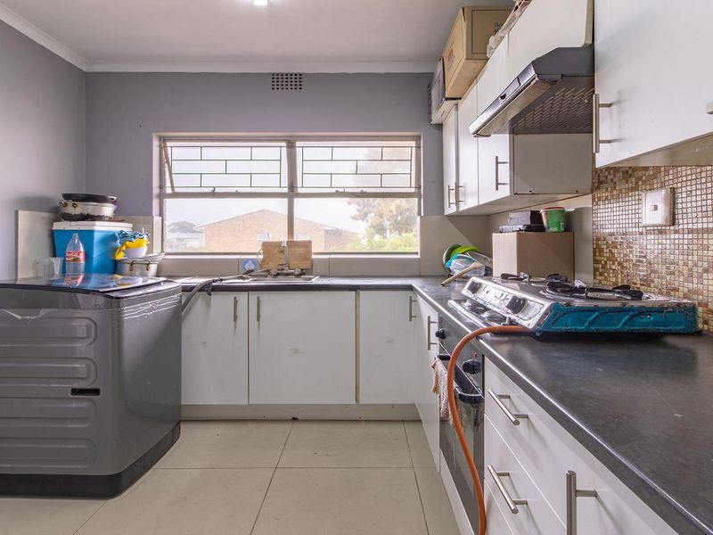 Spacious 2-bedroom apartment in the heart of Parow Valley, - Photo 5