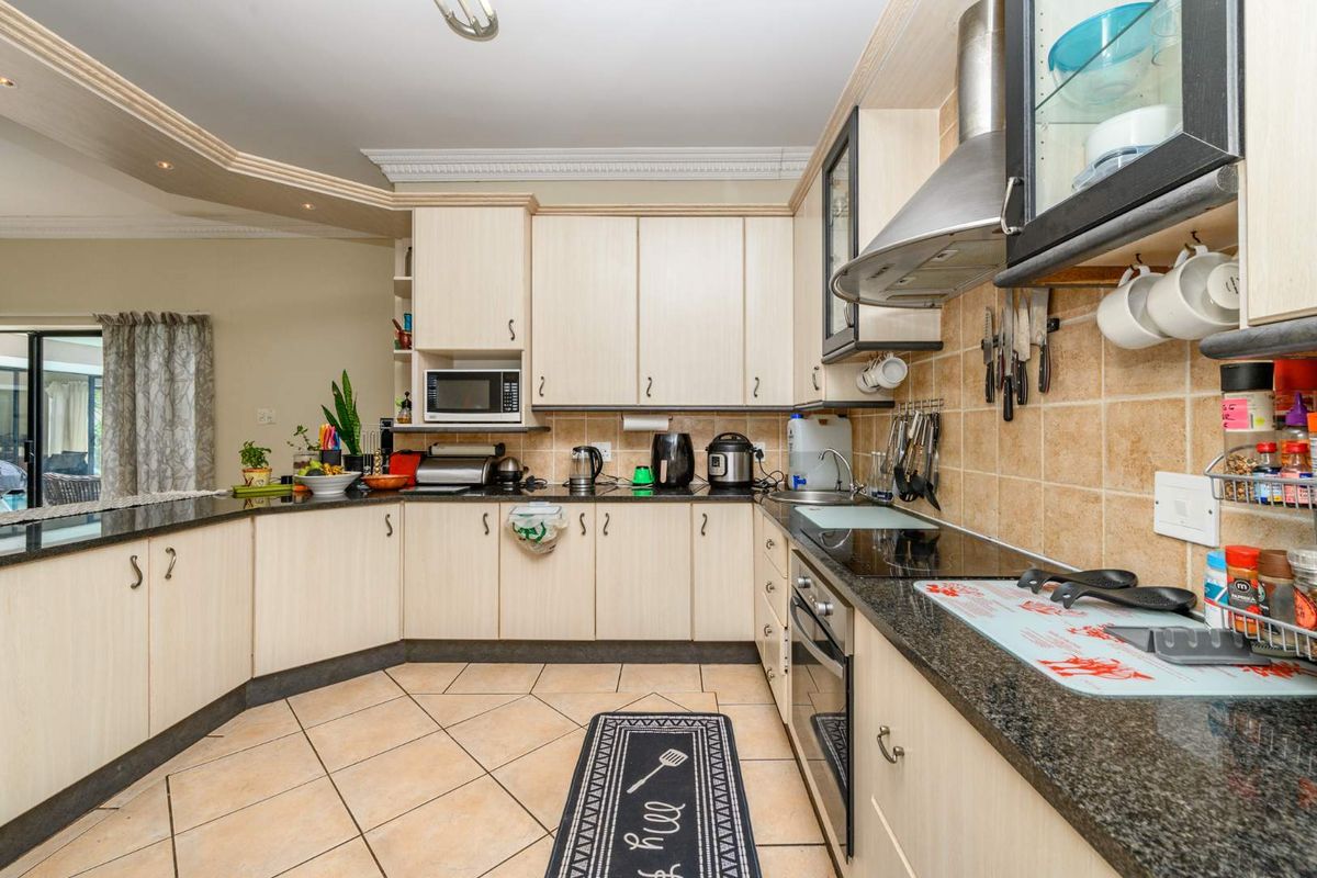 Magnificent, neat, spacious 4 Bed PLUS Study. Family Home. Serious Seller! Value for Money! - Photo 5