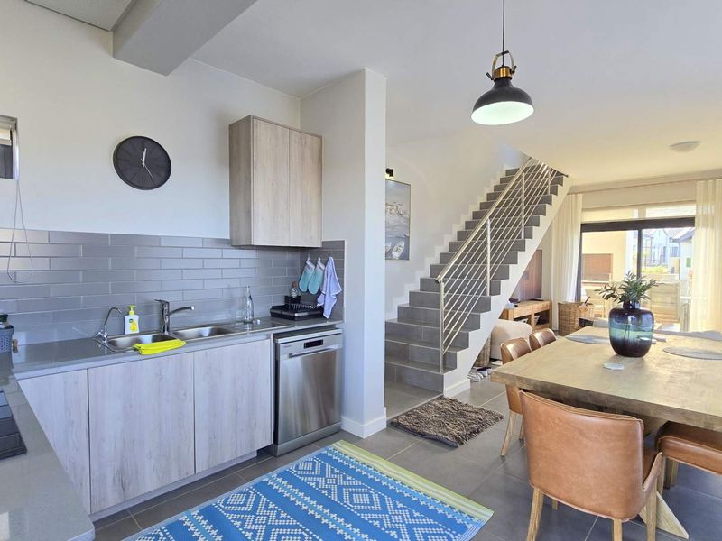 Cozy family home offering stunning sea views from the upstairs bedrooms, - Photo 7