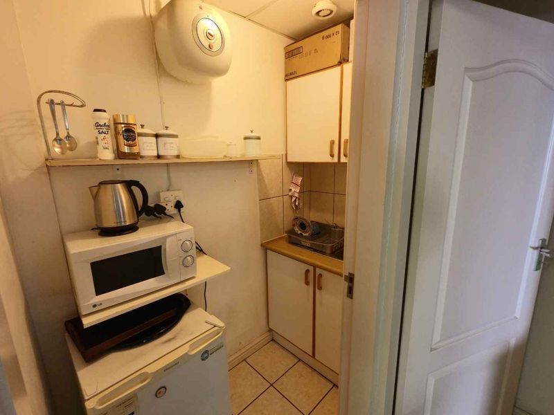 278m2 Industrial Warehouse To Let - Photo 6