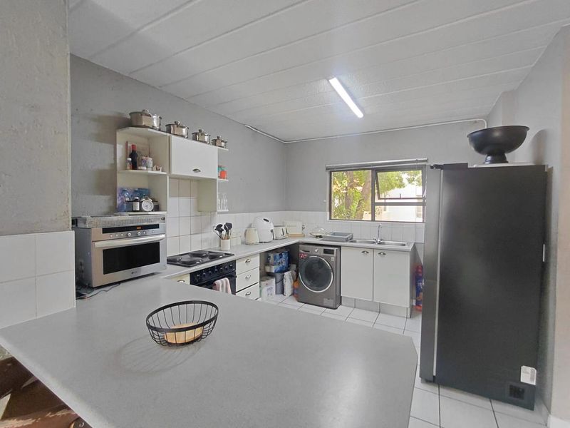 Spacious 3 Bedroomed Townhouse For Sale,  In The Secure Enclosure Of Lakefield - Photo 2