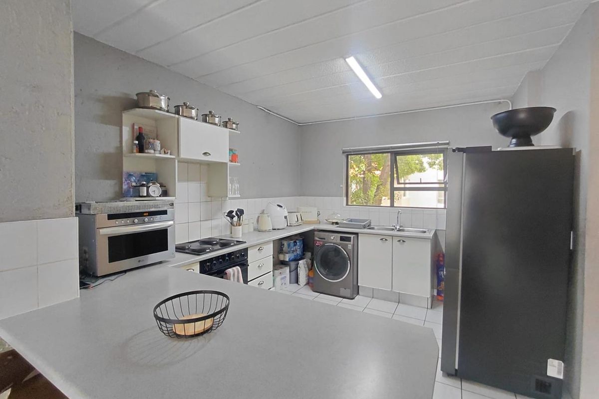 Spacious 3 Bedroomed Townhouse For Sale,  In The Secure Enclosure Of Lakefield - Photo 2