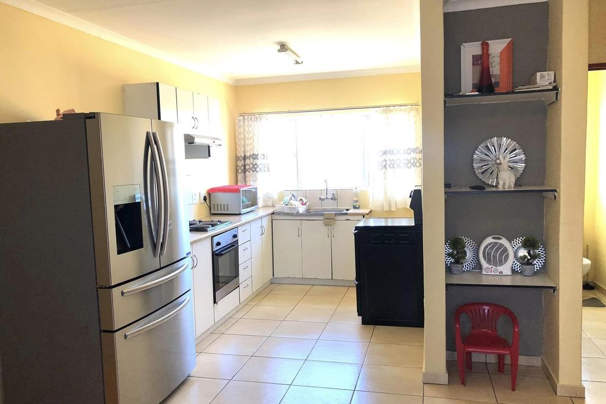 2 Bedroom Apartment For Sale in Otjomuise - Photo 3