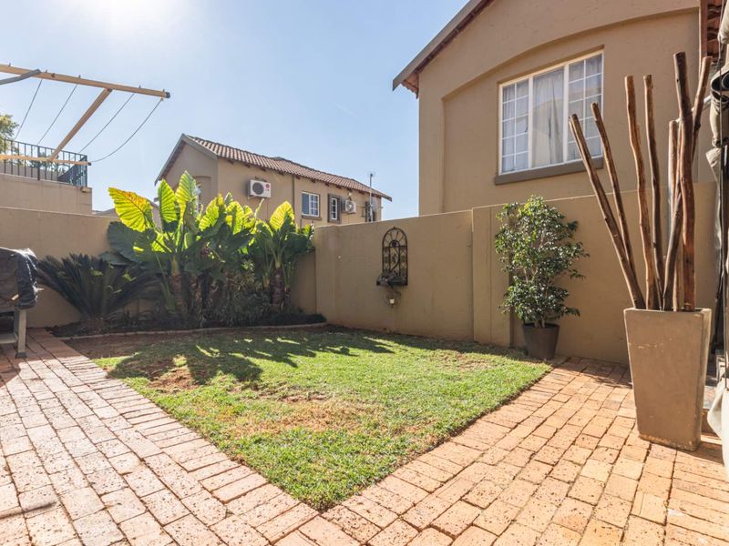 Charming Duplex Unit with Modern Amenities - Photo 3