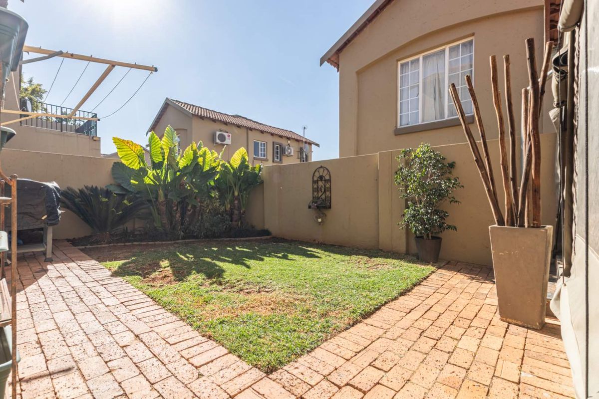 Charming Duplex Unit with Modern Amenities - Photo 3