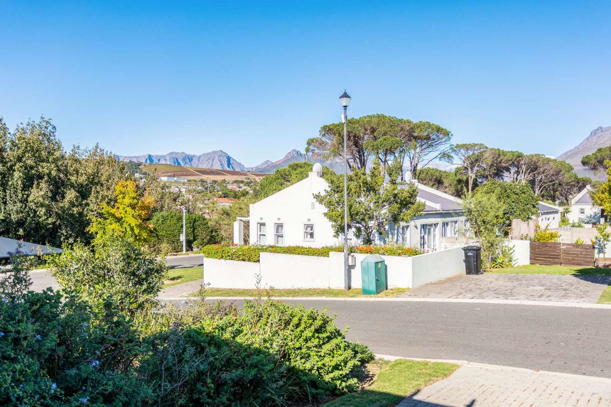 Marvelous 4 Bedroom Home For Sale In Mount Simon Estate - Photo 2