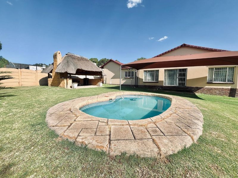 Your Dream Home: Open Spaces, Pool, and Prime Security Features!" - Photo 2