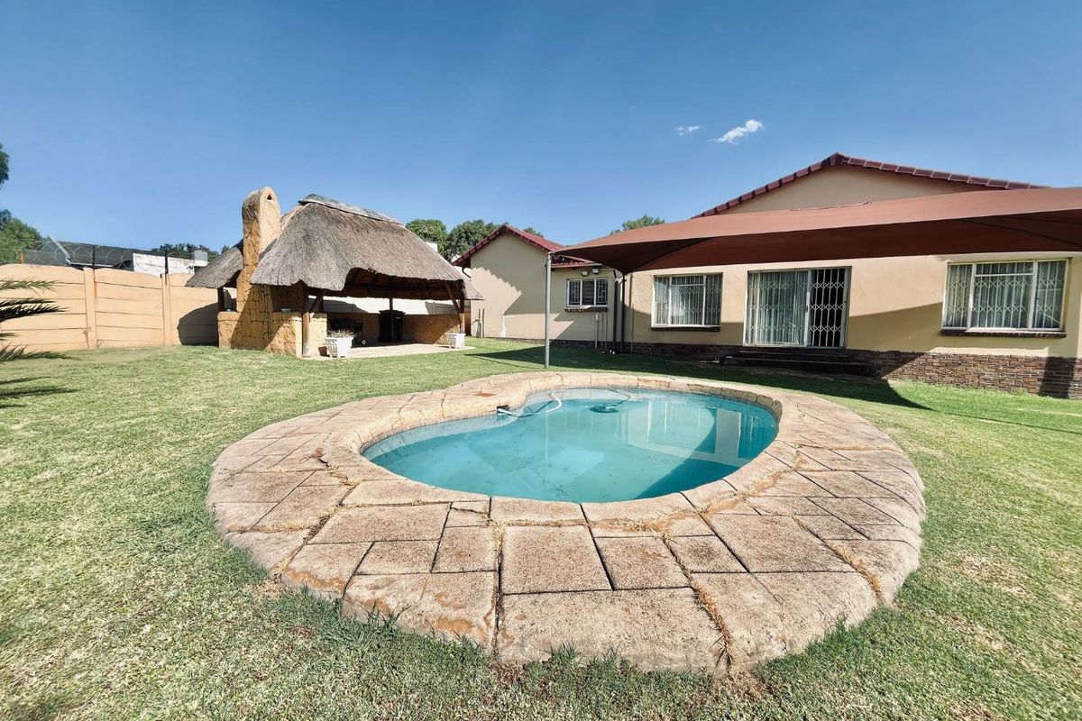 Your Dream Home: Open Spaces, Pool, and Prime Security Features!" - Photo 2