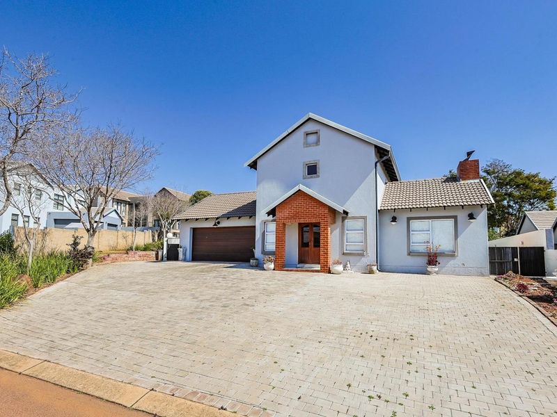 Stunning Family Oasis in Country View Estate – Your Dream Home Awaits! - Photo 4