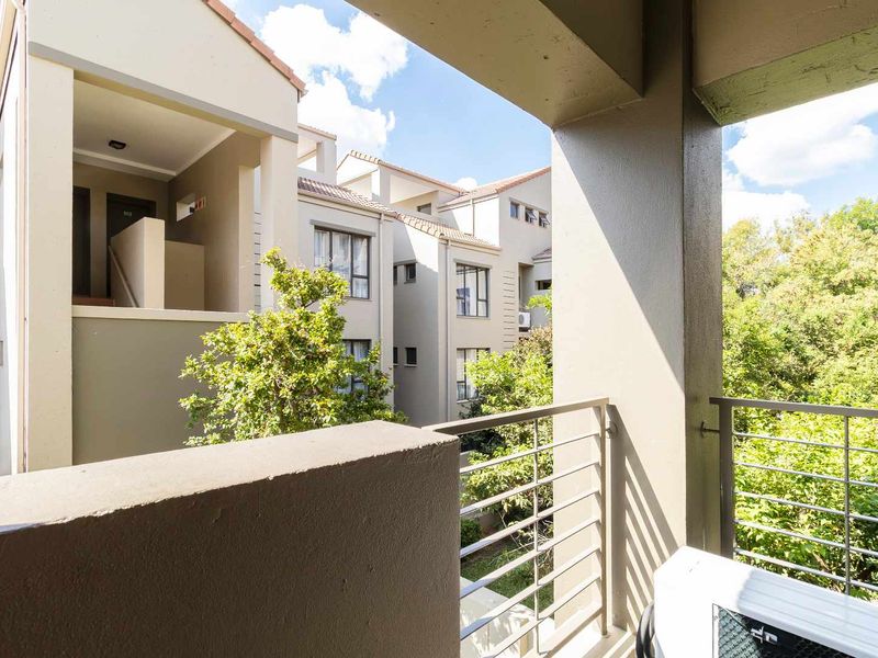 🌟 Stylish, Move-In Ready Bachelor in The Matrix, Paulshof – Exceptional Value! 🌟 - Photo 9