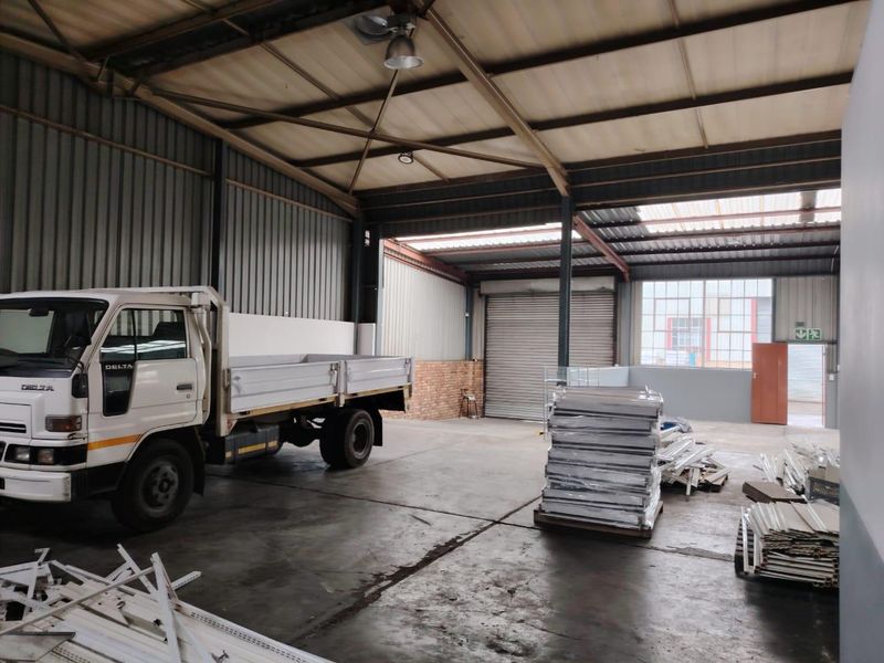 Neat 360m2 Factory to let in Apex - Photo 4