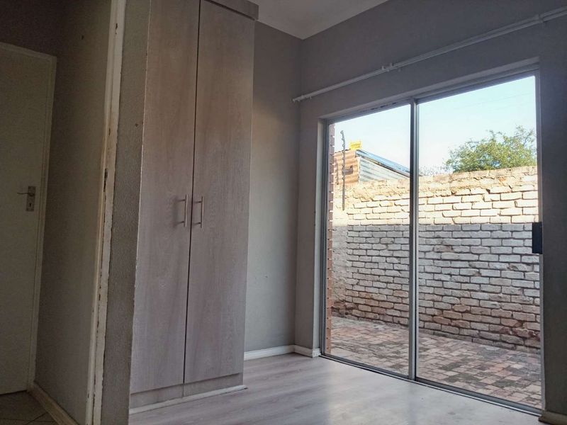 Spacious Living & Family Fun: Perfect 2-Bedroom Apartment - Photo 6